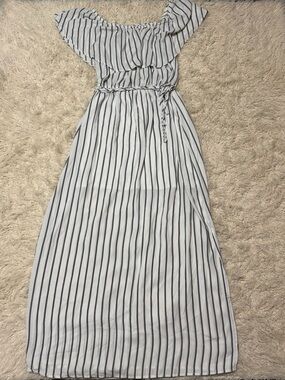 NWOT women’s size large Striped Off-Shoulder Maxi Dress in White and Black